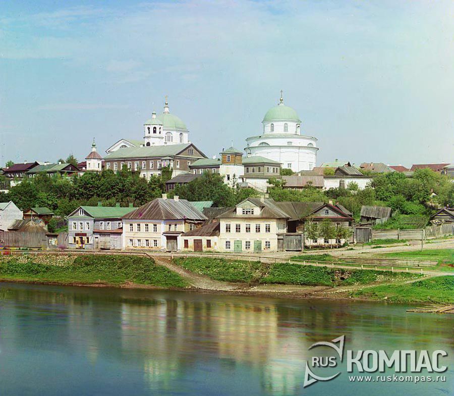 Воскресенский женский монастырь с правого берега реки Тверцы