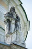 Скульптура апостола на балюстраде храма